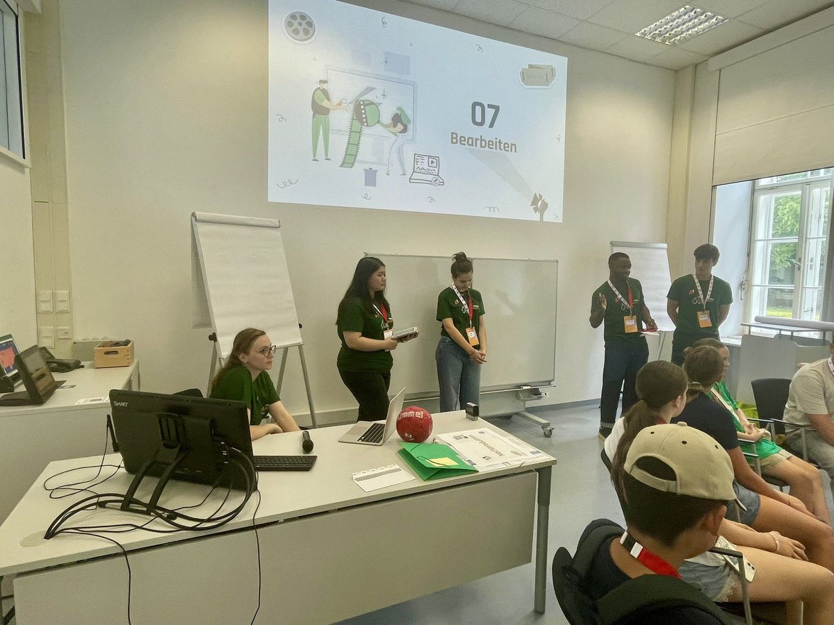 SaintZogo's tweet photo. 3,2,1…. Kamera Läuft  🎞️! 

This week, I was delighted to share my audiovisual production expertise in an English/German workshop on filmmaking at #Kinderuni 👧 👦 https://t.co/LlKir4CAkY