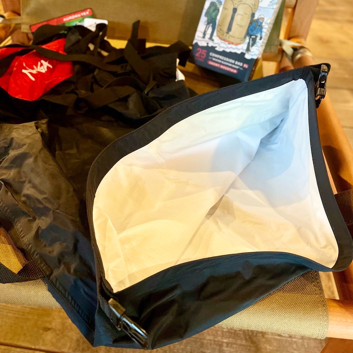 tateisukanna_'s tweet image. もしかしてまだシュラフの収納に
時間かけて苦労してますか？

収納してからしっかりベルトでコンプレッション

オーロラテックスで防水透湿
LEVEL 8まで収納出来る
大きめCOMPRESSION BAG

あのストレスからさようなら

tateisukanna.stores.jp/?category_id=6…

#タテイスカンナ #nanga #compressionbag #camp #収納