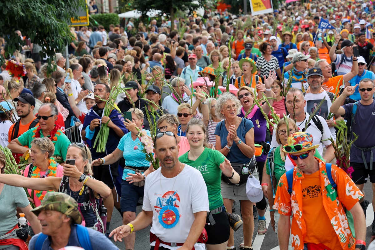 provgelderland's tweet image. Van dinsdag 16 tot en met vrijdag 19 juli 2024 is de 106e editie van de @4daagsenijmegen, de grootste wandelprestatietocht ter wereld, in Gelderland 👉 gelderland.nl/nieuws/de-4daa…

#4Daagse
#WalkOfTheWorld
