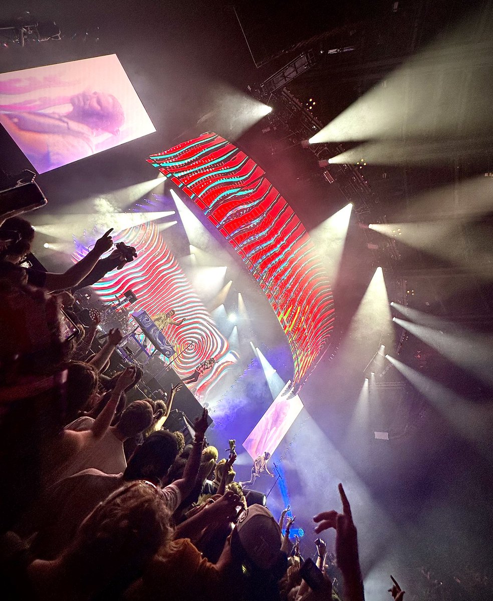 billymcdinca's tweet photo. First batch of FUN photos from

@AJRBrothers 
@thekiaforum 
@AJRTour 

#TMMTour
#TMMLA

The lovely &amp; talented @thattrumpetchic 
🤘🎺🤘
👊🔥👊
✌️😎✌️

BEST 
#DadDaughterDate https://t.co/McBFFxij8y