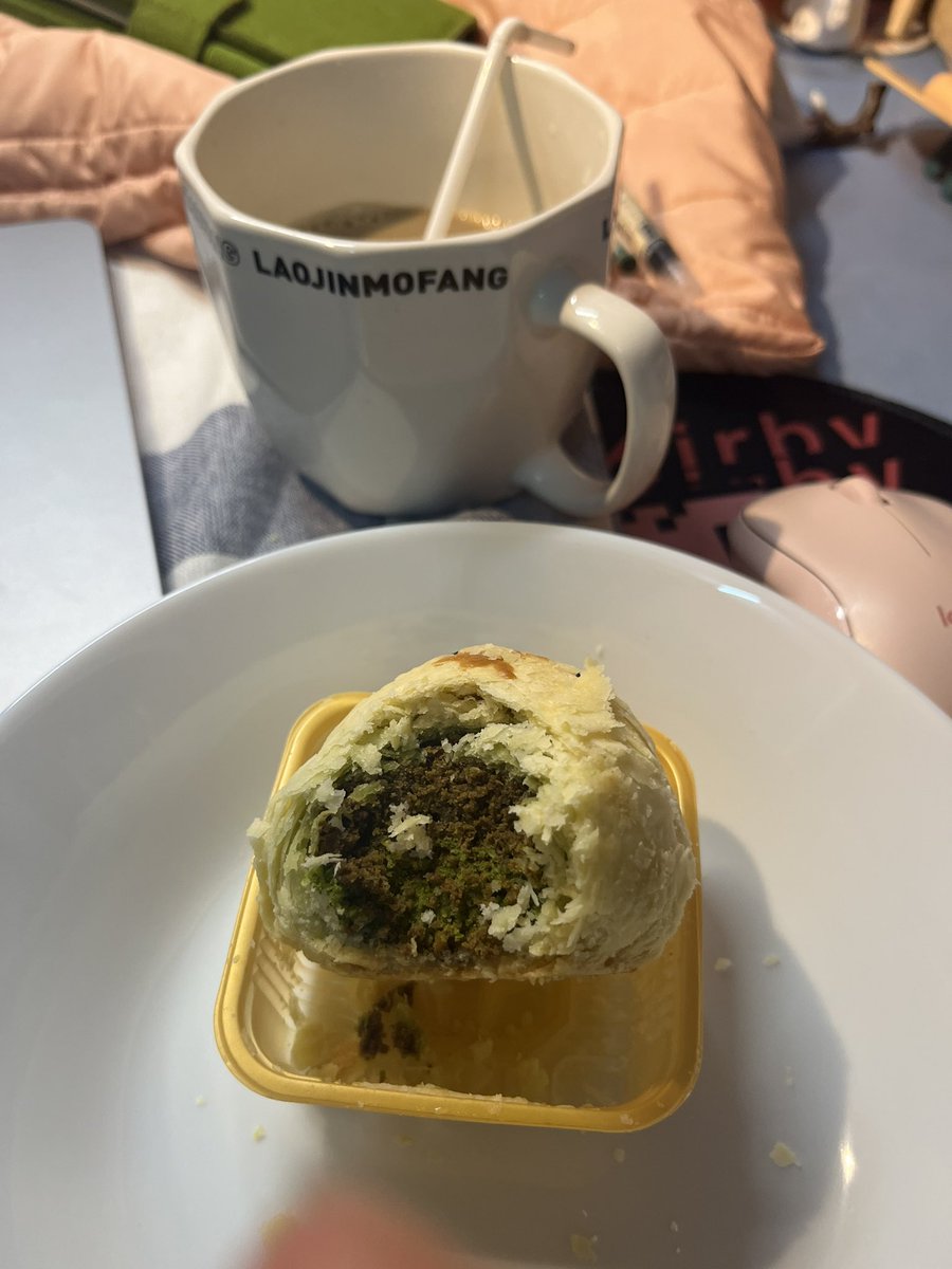 preloading0624's tweet image. 早上吃个焙茶开心果双拼的蛋黄酥（没蛋还能叫蛋黄酥吗ory），豆奶配个咖啡。
中午14:00健身房吃牛肉+2两米饭。
今天学习血型减肥法，好像我应该少吃牛肉多吃鸡肉？开心果也要少吃emmm…多吃燕麦倒是很喜欢