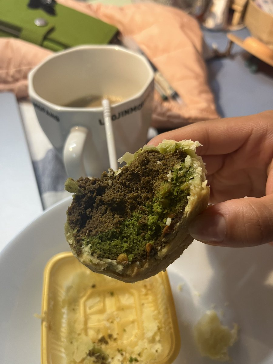 preloading0624's tweet image. 早上吃个焙茶开心果双拼的蛋黄酥（没蛋还能叫蛋黄酥吗ory），豆奶配个咖啡。
中午14:00健身房吃牛肉+2两米饭。
今天学习血型减肥法，好像我应该少吃牛肉多吃鸡肉？开心果也要少吃emmm…多吃燕麦倒是很喜欢