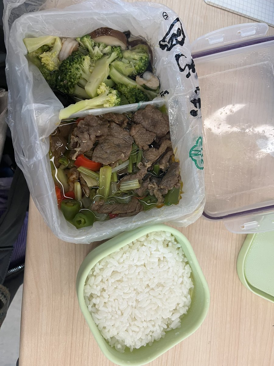 preloading0624's tweet image. 早上吃个焙茶开心果双拼的蛋黄酥（没蛋还能叫蛋黄酥吗ory），豆奶配个咖啡。
中午14:00健身房吃牛肉+2两米饭。
今天学习血型减肥法，好像我应该少吃牛肉多吃鸡肉？开心果也要少吃emmm…多吃燕麦倒是很喜欢