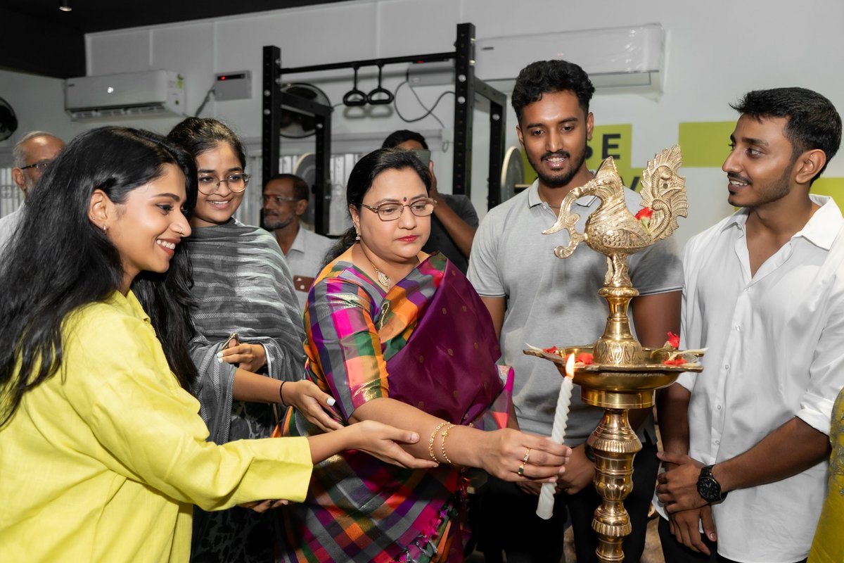 sidhuwrites's tweet photo. Today is a really special day for the family ❤️
My sister Sadhvika and her two friends have started off with #Livstack, their brand new health and fitness center in ADYAR, Chennai. Delighted to have Ms. Kanimozhi Somu (Rajya Sabha MP) and Mr. Shyam Sundar (Physio of SRH) at the opening.
Weight loss, muscle building, sports science, nutrition - all in one place.
It's so good to see the little one grow and aim big 🥰
The first week is FREE FOR ALL. Sharing more details below.