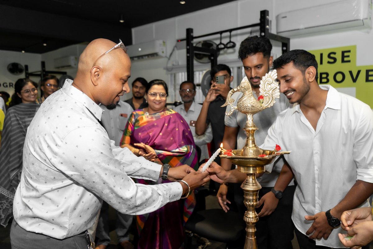 sidhuwrites's tweet photo. Today is a really special day for the family ❤️
My sister Sadhvika and her two friends have started off with #Livstack, their brand new health and fitness center in ADYAR, Chennai. Delighted to have Ms. Kanimozhi Somu (Rajya Sabha MP) and Mr. Shyam Sundar (Physio of SRH) at the opening.
Weight loss, muscle building, sports science, nutrition - all in one place.
It's so good to see the little one grow and aim big 🥰
The first week is FREE FOR ALL. Sharing more details below.
