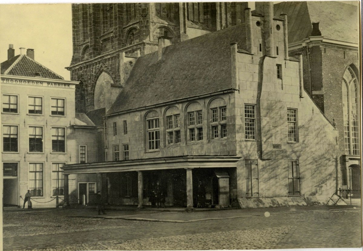 gem_groningen's tweet photo. Hoofdwacht Grote Markt, 1895 - 1898. Met gevelsteen in zuidgevel en stroohoedenfabriek. Foto #groningerarchieven #beeldbankgroningen #memorymonday https://t.co/Up6CCPaHjw