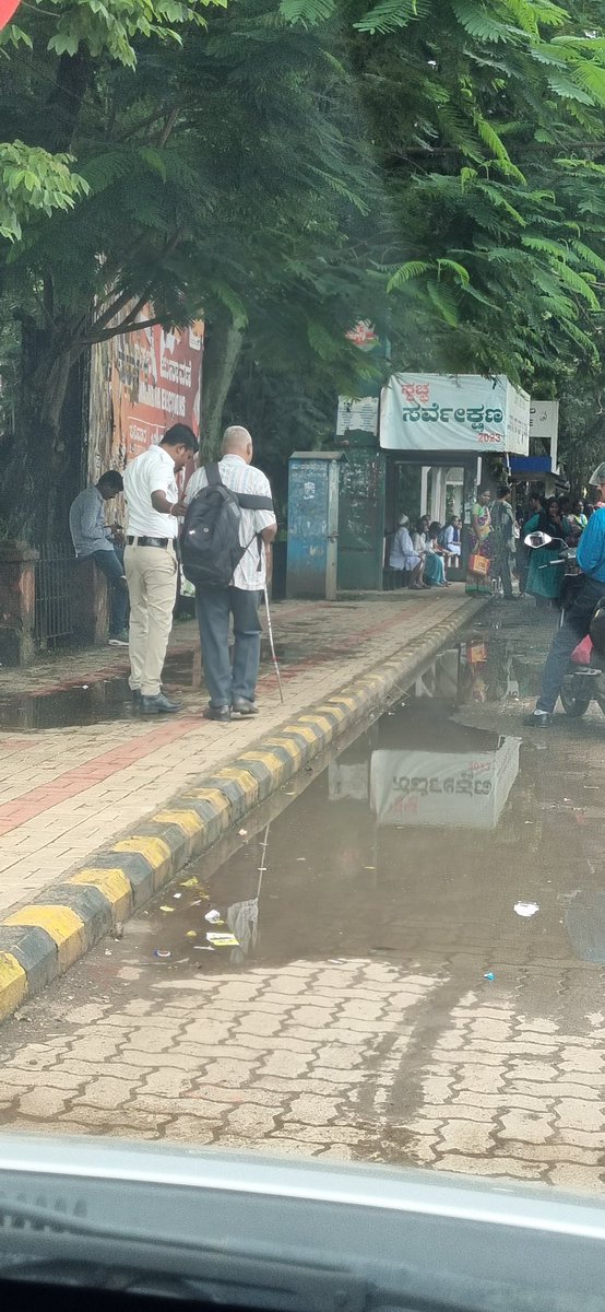Kalpanath13's tweet photo. @ACPTrafficBGC @MarvelousBgm @allaboutbelgaum @Belgaum_Foodies 
Today Morning, A Traffic Cop on Duty at Court-DC office helping a old aged blind man  to reach bus stand. Hatsoff.🙏🙏💐💐 https://t.co/a5V4BuMdVF