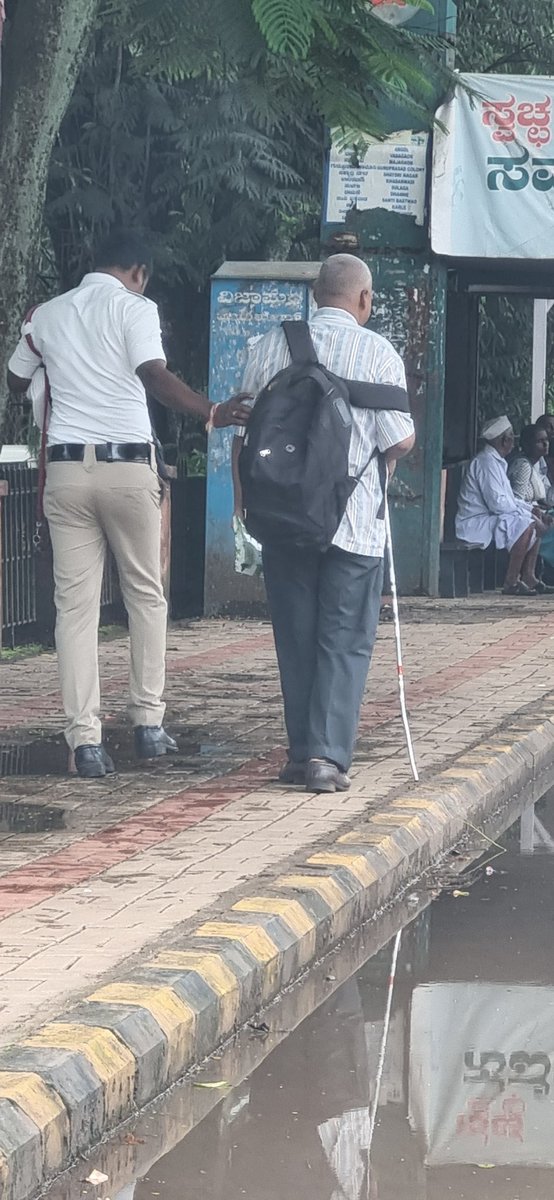 Kalpanath13's tweet photo. @ACPTrafficBGC @MarvelousBgm @allaboutbelgaum @Belgaum_Foodies 
Today Morning, A Traffic Cop on Duty at Court-DC office helping a old aged blind man  to reach bus stand. Hatsoff.🙏🙏💐💐 https://t.co/a5V4BuMdVF