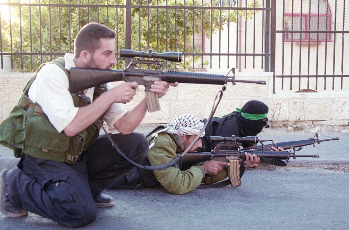 PalestinianPic's tweet photo. أحد أفراد قوات الأمن الفلسطينية برفقة مقاتل من حركة فتح وآخر من حركة حماس خلال التصدي لاجتياح قوات الاحتلال لبلدة بيت جالا.
📷 David Silverman
🗓️ 2001 https://t.co/wMG7kROv4Z