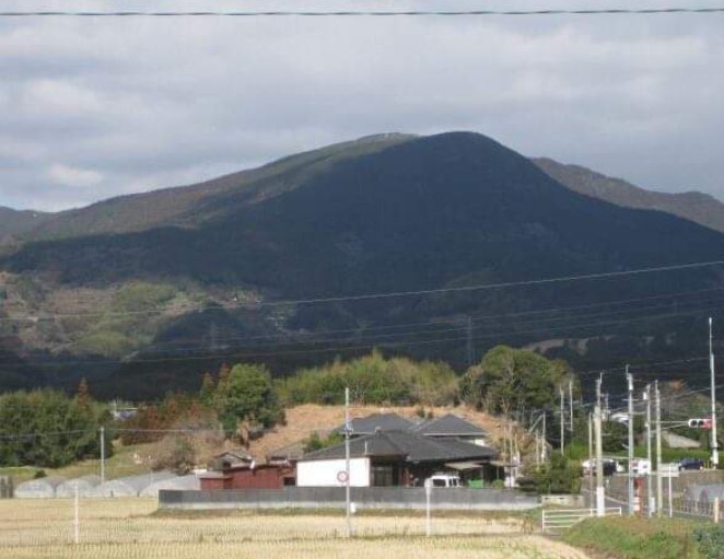 椋尾さんの生家跡付近から撮影した山（隠居岳）の画像です。
アニメ「悪魔くん」の背景に採用された山の風景の瞬間をカメラに収めようと準備を試みましたが、なかなかタイミング的に難しいようです。（第１話　開始１２分３８秒後に登場します）
youtu.be/cD2y94j4HnI?si…