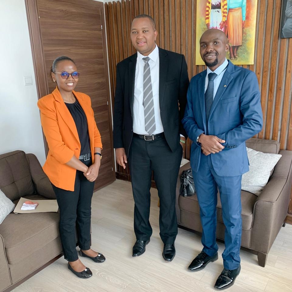 mosesblessed17's tweet photo. Held a fruitful meeting with Hon @wnyakera Chairman KEMSA. 

Our discussions centered around our elderly citizens and the need to ensure that medicines are made available to all hospitals specifically Level 2 and 3. Much gratitude!

#DignifiedElderlyCare https://t.co/QUucJrSFxr