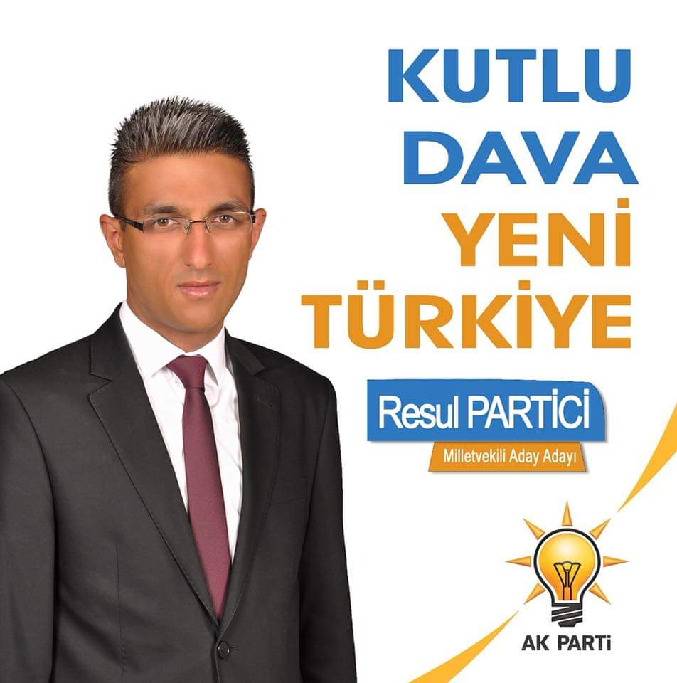 Bu kişi, Eğitim Gücü Sen Genel Başkan Yardımcısı Resul Partici.
Hani APOlitik bir sendikaymış ya, o yüzden şey ettim! Apolitik demek her partiye göz kırpıp, şirinlik yapmak demek mi?