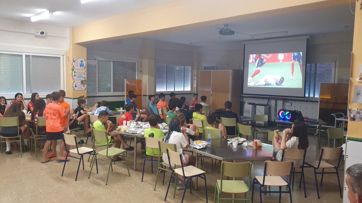 campusenguera's tweet photo. Esta pasada semana del #CampusEnguera2024 pudimos disfrutar de los cuartos y las semis de la @SEFutbol. Ahora somos #c4mpeones de la #Eurocopa2024
🇪🇦🏆
#NoTodoEsBalonmano #FamiliaCampusera https://t.co/GN45Sj87x2