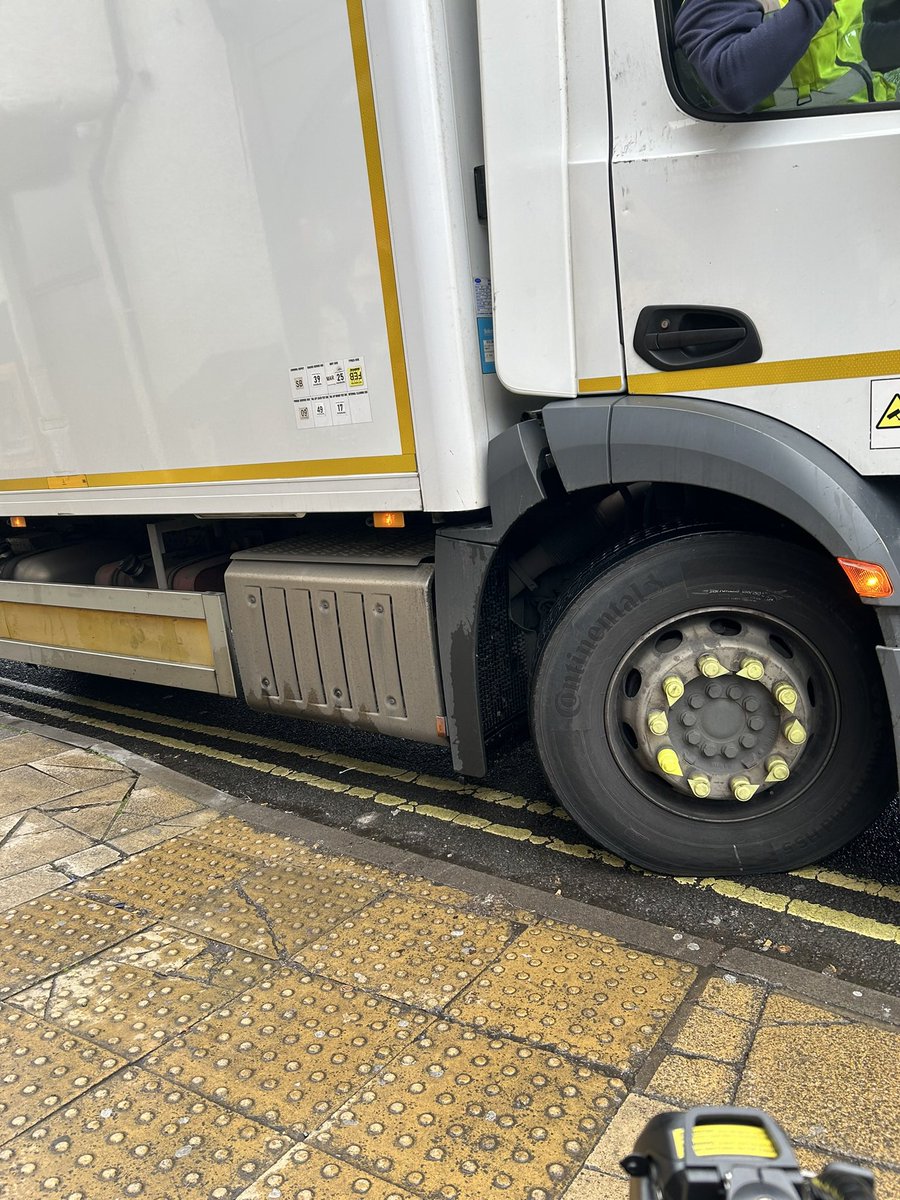 flickhwilliams's tweet photo. Another fool asking me what I’m trying to do ! Mate, just cross the road where you have parked your big ass lorry on double yellows right across the dropped kerb ⚠️ He started getting out of the cab when I took the photo, so I sped the hell out of there. #PurpleFlagStatus ? https://t.co/mefJIDDZHT