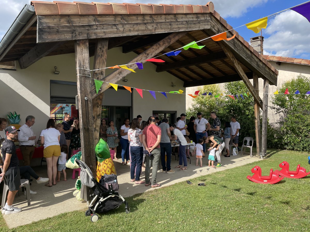 🎬 Fête de la Micro-Crèche ADMR Ô P’ti Nid de Saint Nicolas!
Sur le thème des Antilles, parents, enfants et salariées, élus, bénévoles se sont retrouvés autour d’une auberge espagnole pour fêter le début de l’été et la fermeture de la micro-crèche le 26/07 
Réouverture le 20/08!