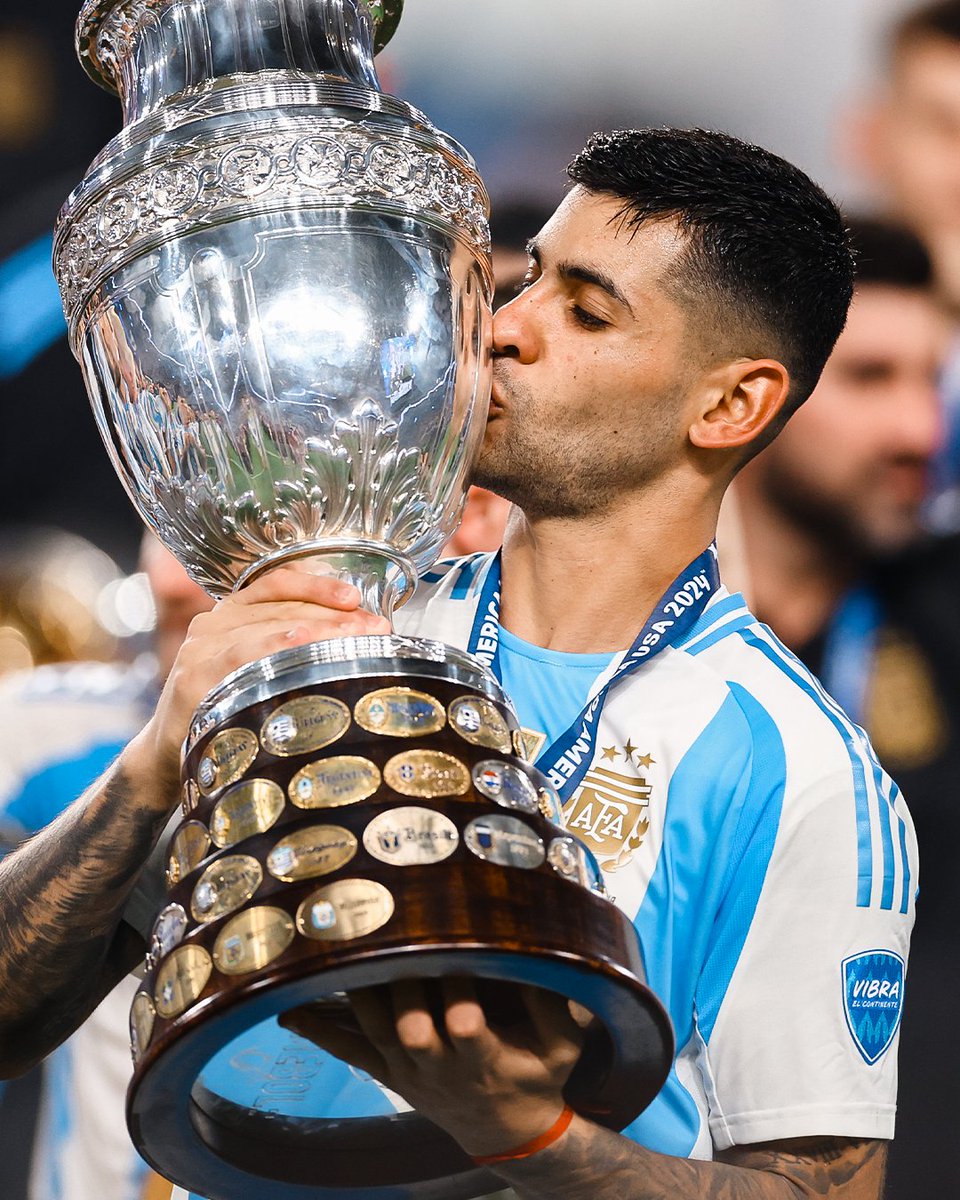SpursOfficial's tweet photo. 🏆 @CutiRomero2 🇦🇷 https://t.co/kNeXpGiax4
