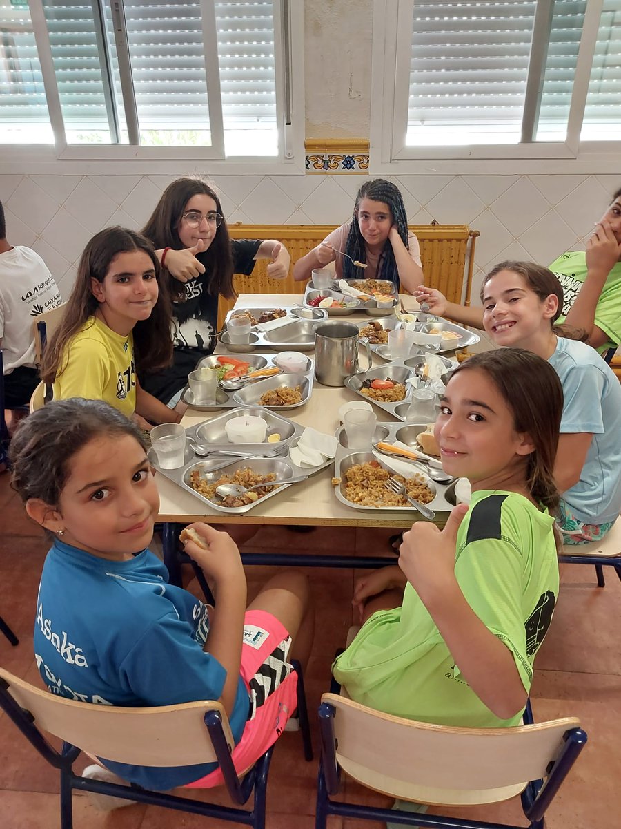 campusenguera's tweet photo. Qué me dices de nuestro cocinero y de lo bien qué hemos comido y cómo nos ha malcriado un poquitín durante toda la semana del #CampusEnguera2024. ¡¡¡Una suerte tenerte Carlos!!! ¡¡¡Hasta el año que viene!!! 🔝🔝🔝 https://t.co/s1b3HGKBhB