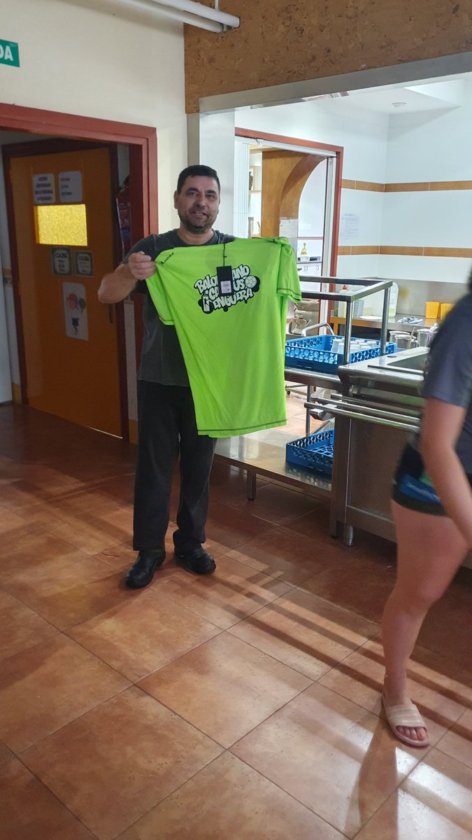 campusenguera's tweet photo. Qué me dices de nuestro cocinero y de lo bien qué hemos comido y cómo nos ha malcriado un poquitín durante toda la semana del #CampusEnguera2024. ¡¡¡Una suerte tenerte Carlos!!! ¡¡¡Hasta el año que viene!!! 🔝🔝🔝 https://t.co/s1b3HGKBhB