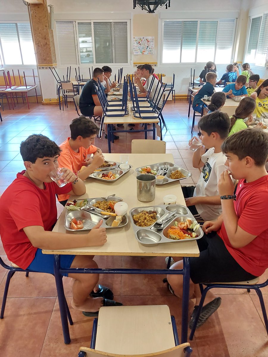campusenguera's tweet photo. Qué me dices de nuestro cocinero y de lo bien qué hemos comido y cómo nos ha malcriado un poquitín durante toda la semana del #CampusEnguera2024. ¡¡¡Una suerte tenerte Carlos!!! ¡¡¡Hasta el año que viene!!! 🔝🔝🔝 https://t.co/s1b3HGKBhB