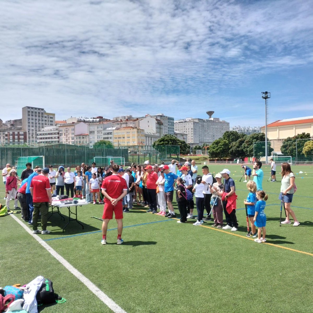 FundEmalcsa's tweet photo. A pasada fin de semana, o @athleticcoruna celebrou a IV edición do seu #TorneoInclusivo no campo de #hockey da Cidade Deportiva da Torre 🏑 Así de ben o pasaron todos os participantes 👌

➡️ Este torneo forma parte do proxecto Deporte Solidario e Inclusivo da Fundación Emalcsa. https://t.co/t4QMVuLl1F