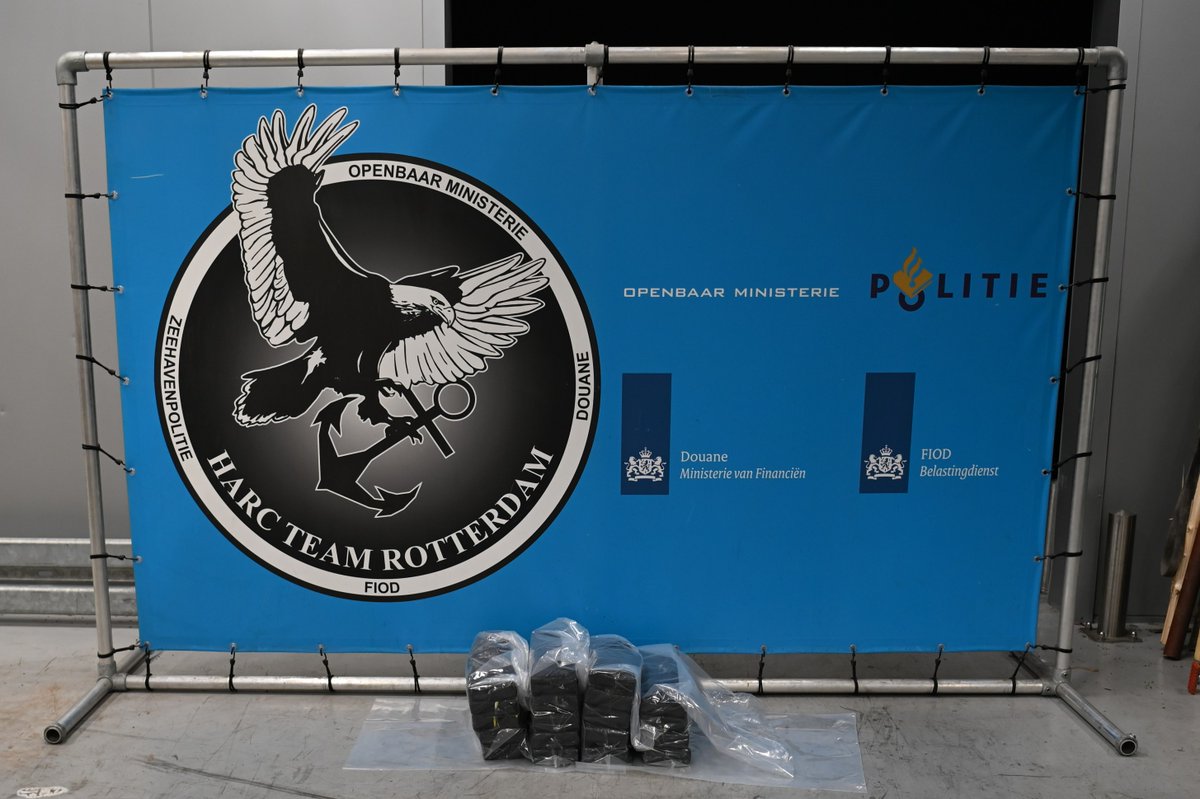 Zondag 14 juli trof de <a href="/Douane/">Douane</a> tussen planten 38 blokken cocaïne aan. Het #HARC onderzoekt de zaak. <a href="/FIOD/">FIOD</a> <a href="/POL_Zeehaven/">Zeehavenpolitie</a>: om.nl/organisatie/ar…