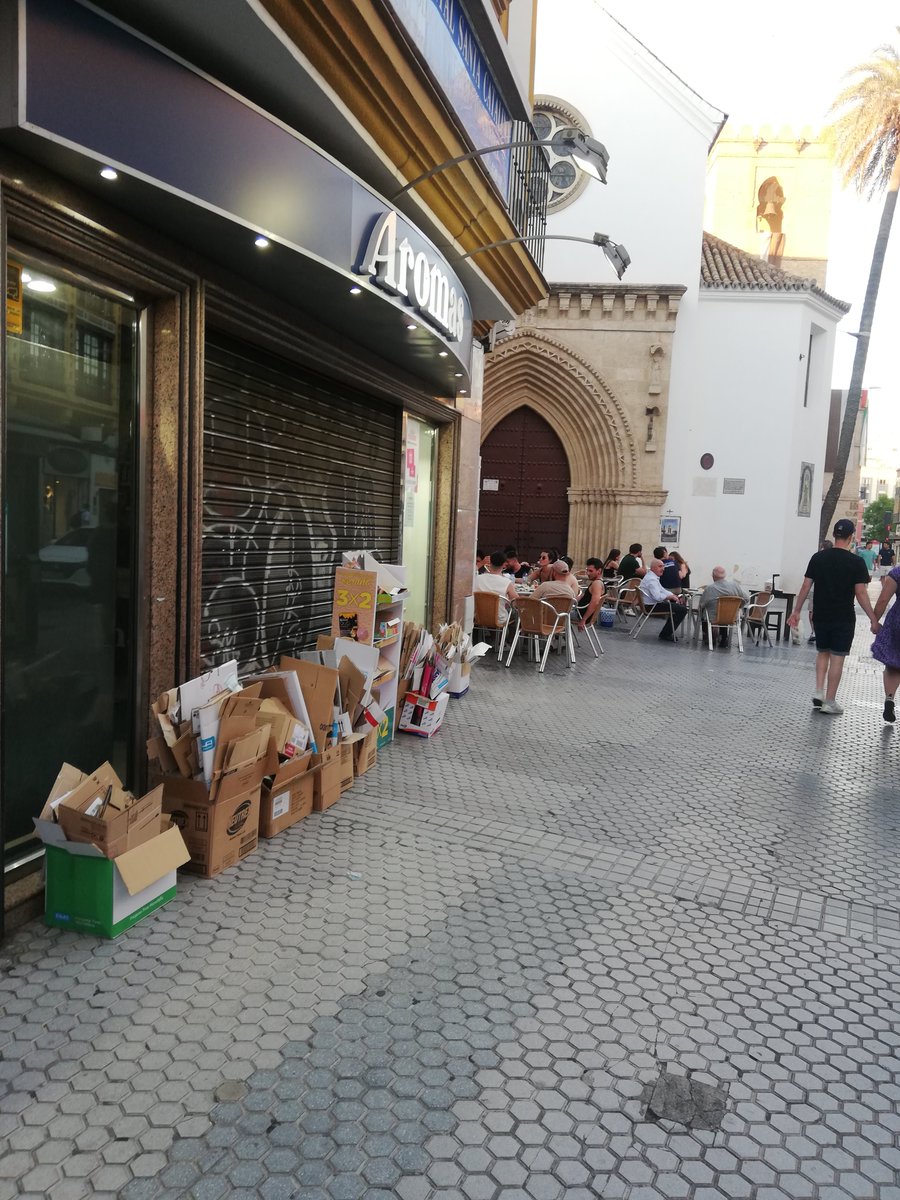 ChemaRadio's tweet photo. De la ciudad, en el ángulo oscuro, 
de su alcalde tal vez olvidado, 
silencioso, cubierto de basura y veladores,
veíase un  #MonumentoNacional

#Sevilla, sábado a las 21,15h.

@LipasamSevilla  @jlsanzalcalde  @Ayto_Sevilla @AdepaSevillaHca https://t.co/LBTIcgrRj2
