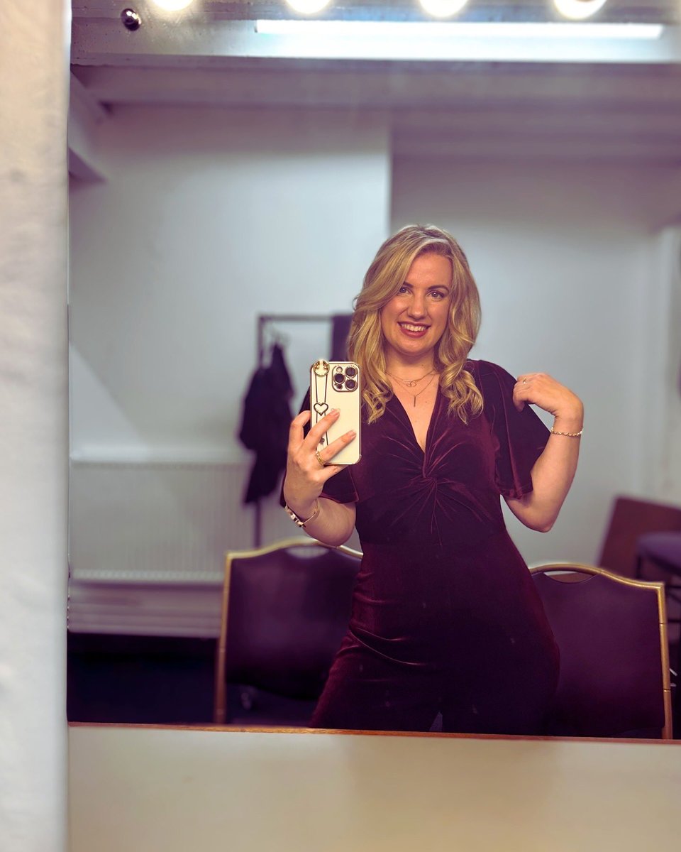 The craziest weekend singing with the most wonderful people in the most beautiful locations 🎶🌸

Now last few days of cramming Zerlina before Don Giovanni rehearsals begin. If you need me - you’ll find me hiding behind my score 🫣

#dressingroomselfie #singerslife #singer