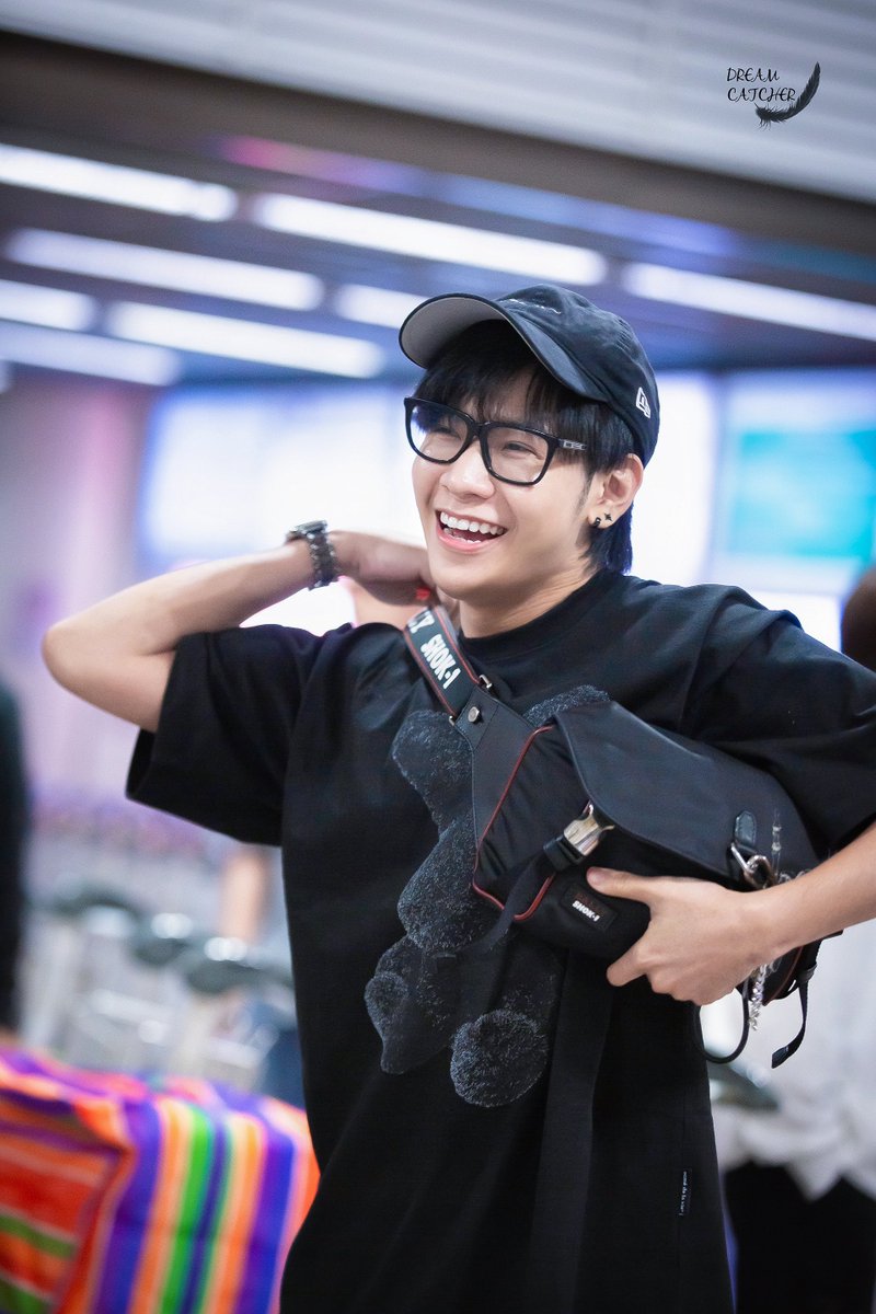 __DreamCatchers's tweet photo. 🦁 แอร์น่าจะไม่รู้ว่าคนเดียวกันเพราะสิงหน้าเปลี่ยนไป 🤣

#SingtoPrachaya https://t.co/C5yMtxmQpy