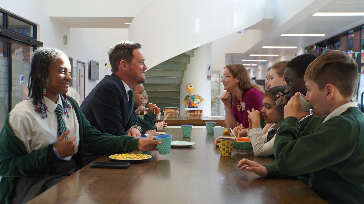 AlbionPrimary's tweet photo. Minister Stephen Morgan and Susan Acland-Hood, Permanent Secretary for the Department for Education, visited Albion Primary School's Breakfast Club provision last week. Minister Morgan found it truly inspiring after speaking to staff and children. #APSRespect #APSResponsibility https://t.co/kxZe1HnGjQ