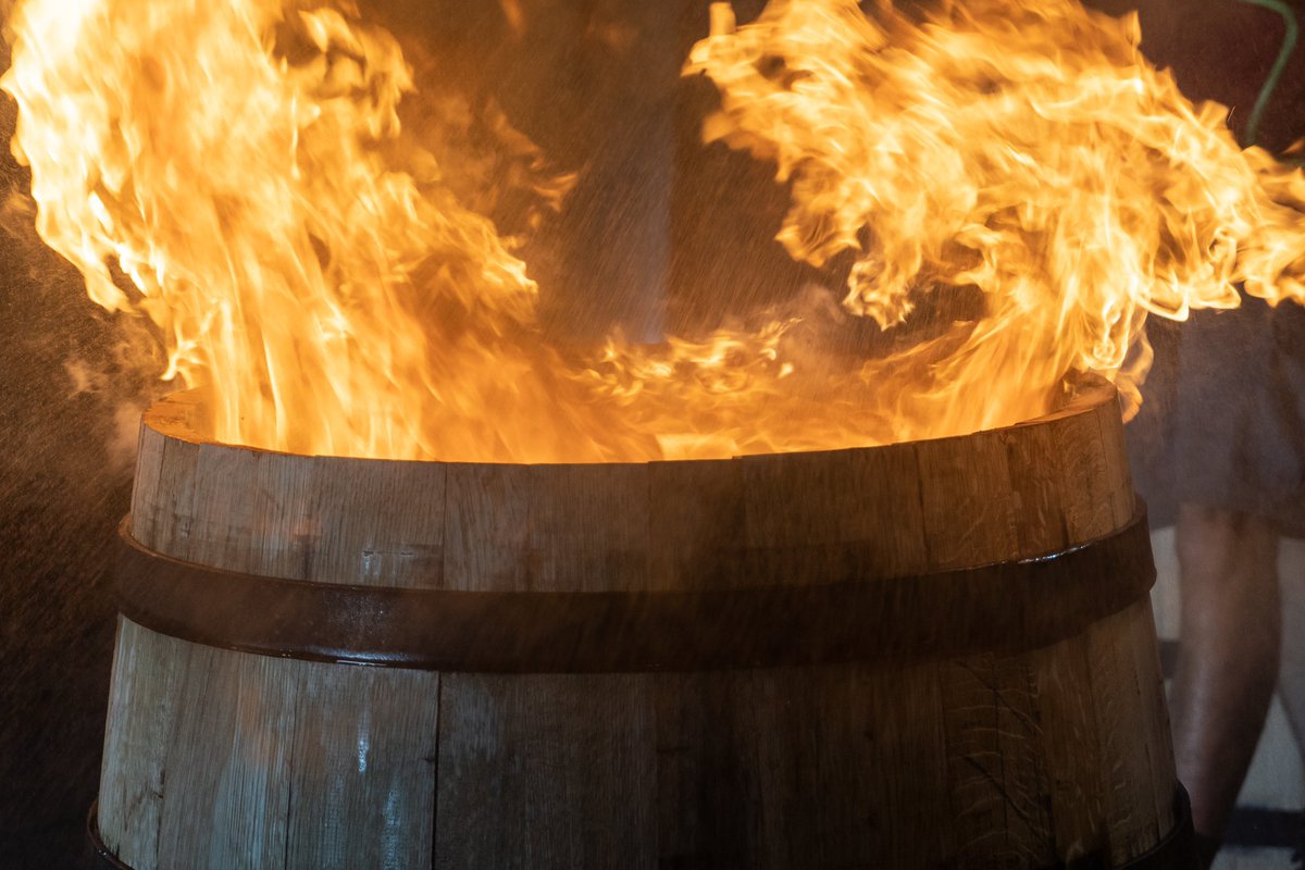 GangutiaTonel's tweet photo. La intensa llamarada transforma cada barrica de whisky. Lenguas de fuego que cicatrizan la superficie del barril infundiendo sabores profundos e inconfundibles 🔥
#uva #añada #vino #wines #tradición #toneleria #larioja #madera #aroma #barrica #tostado #fuego #artesanal https://t.co/Zfb7jLAveC