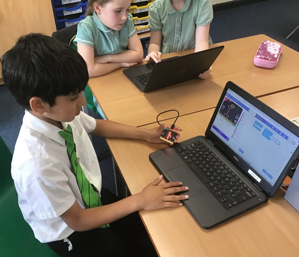 LindenRDCedar's tweet photo. Using microbits #Lindencomputing #Lindenlearning ๐ฉโ๐ป๐ฅ๏ธโจ๏ธ๐ป๐พ #LindenRoadAcademyCedar https://t.co/CayJlhIBnJ