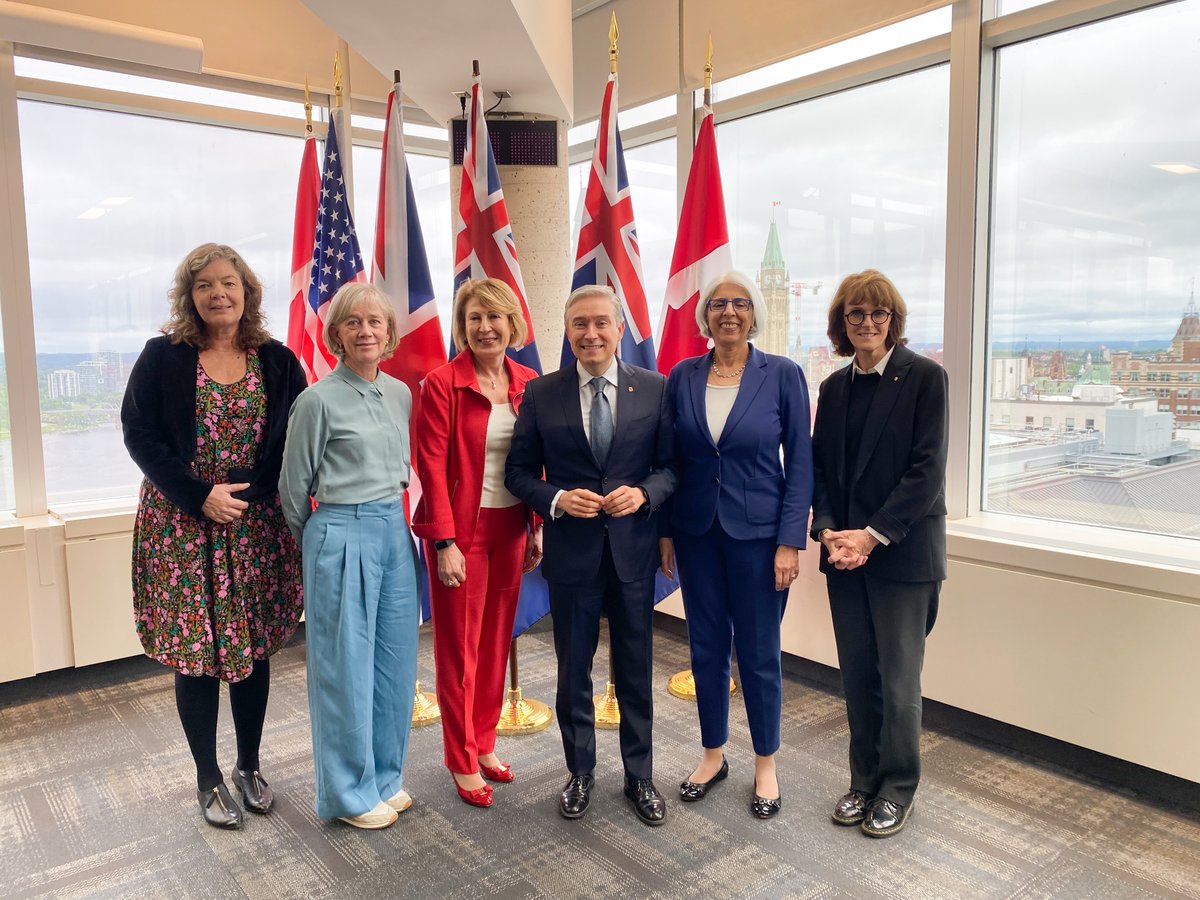 Delighted to have recently met my counterparts from 🇺🇸🇨🇦🇦🇺🇳🇿 in Ottawa to discuss emerging tech, science advice in emergencies, engineering biology, AI research &amp; more. Great 1st in-person meeting and 1st time all 5 CSAs were women!

Photos: M. Provencher; Office of Canada's CSA