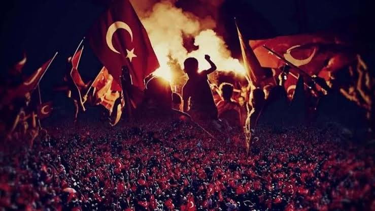 Milletimizin demokrasiye olan bağlılığı ve milli birlik ruhu, ülkemizin en büyük gücüdür. Tarihimizin her döneminde bağımsızlığımız, demokrasimiz ve birlikteliğimiz uğruna canlarını veren şehitlerimizi minnetle anıyor, gazilerimize saygı ve şükranlarımızı sunuyoruz. 🇹🇷