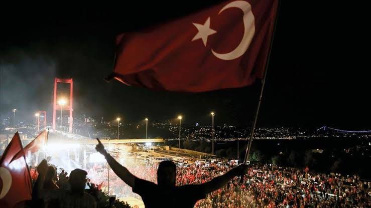 15 TEMMUZ ZAFERİMİZ KUTLU OLSUN!  🇹🇷
Kahraman Türk Ordusu hainlere geçit vermedi, Büyük Türk Milleti cesurca direndi...
Ordu - millet el ele FETÖ kalkışmasını bozguna uğrattık.
Şehitlerimizi, gazilerimizi saygıyla anıyoruz.
Bu topraklarda emperyalizme geçit yok! 
#15TemmuzuUnutma