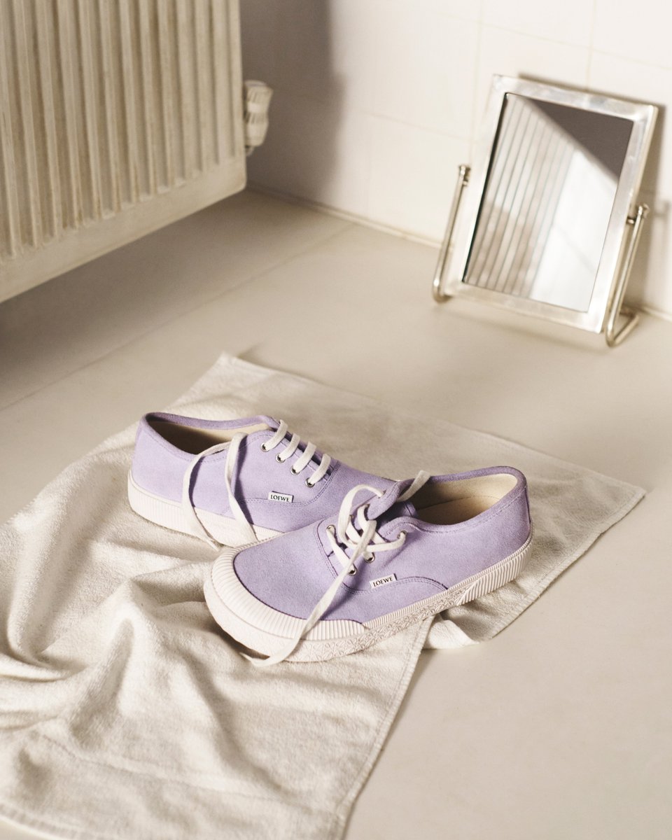 Daniel Craig in the LOEWE Fall Winter 2024 men's campaign.

Creative direction Jonathan Anderson
Photography David Sims
Styling Benjamin Bruno
Hair Daniel Erdman
Make up Polly Earnshaw
Nails Ama Quashie
Production Holmes Production
Set design Poppy Bartlett

See the campaign: