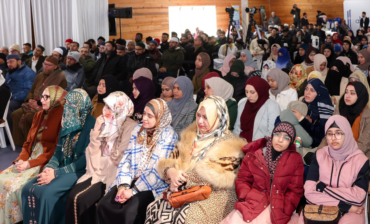 Prof. Dr. Hussain Mohi-ud-Din Qadri delivered an inspiring lecture on "The Sufi Path: Living in the Footsteps of Ahl al-Bayt" on the last day of Al-Hidayah 2024.
Dr. Hussain Qadri was joined by Chairman Supreme Council Dr. Hassan Mohiuddin Qadri, President Minhaj-ul-Quran Women