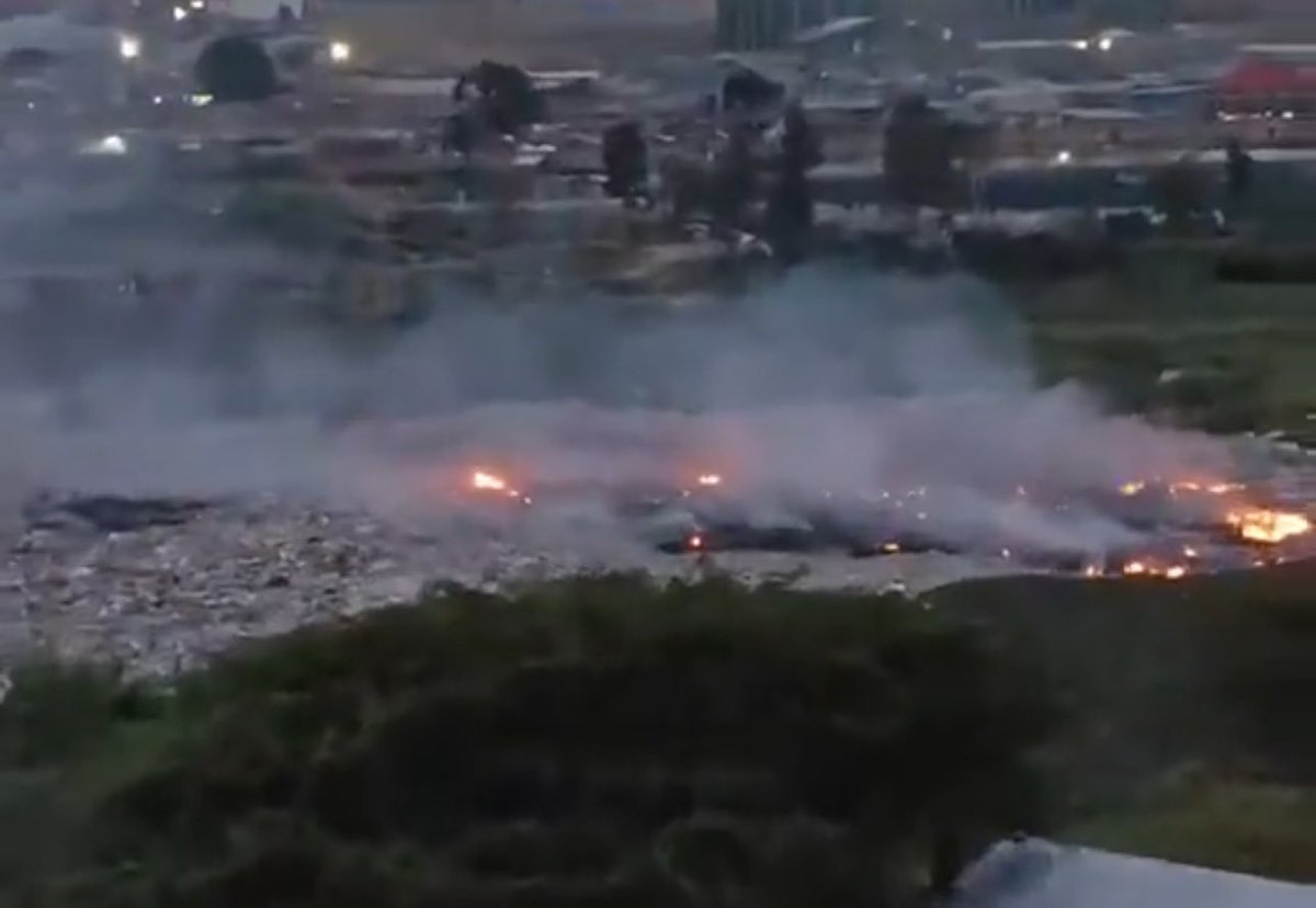 IamNotAoko's tweet photo. BREAKING NEW: RETWEET TO EXPOSE THE GOVERNMENT.

Kware dump site has been set on fire with more bodies not yet recovered.

#RutoMustGo https://t.co/rNqFOsUUG0