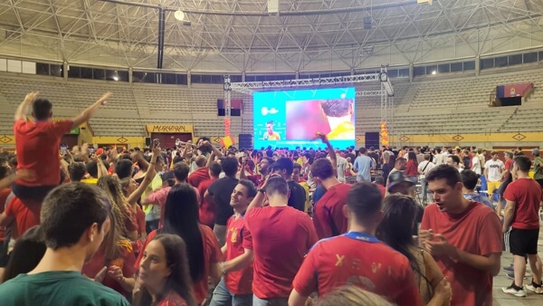 Moralzarzal's tweet photo. Muchas gracias a las más de 2.000 personas que disfrutasteis ayer en la #PlazadeToros de #Moralzarzal de una noche mágica. Un ambiente espectacular y #España Campeona de #Europa. #Eurocopa2024 #Campeones. https://t.co/T9KsN8yovJ https://t.co/gitR5B6NmB