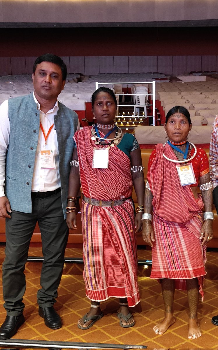 docVRK's tweet photo. With my #champions of #GlobalHealth 👇🏽
#Mitanin community health workers from #Baiga community- a #PVTG group from Kawardha district of #Chhattisgarh
Salute to their spirit of providing health services in remote locations & connecting people with #Healthsystems 🙏🏽
@SHRC_CG https://t.co/KkCvrEGPan