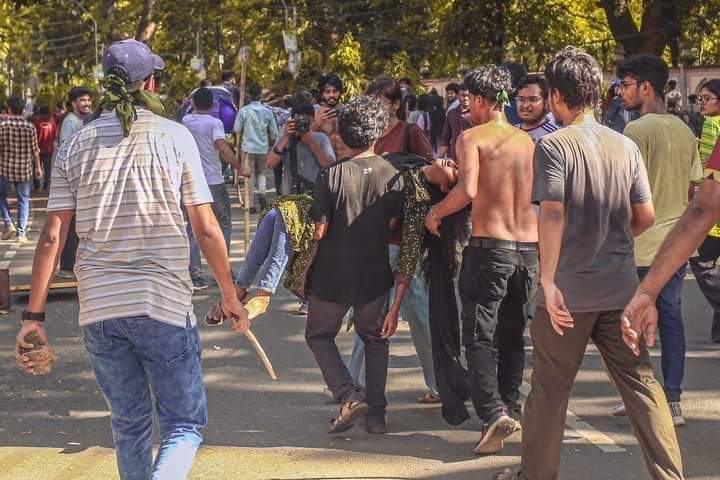 TheProtesterBD's tweet image. Bangladesh Chhatra League's students have beaten DU students for quota movement, even the female students have been beaten.

Some brutal images from today. More pictures in the comment.

#Bangladesh #QuotaMovement #Quotamovement2024 #DhakaUniversity