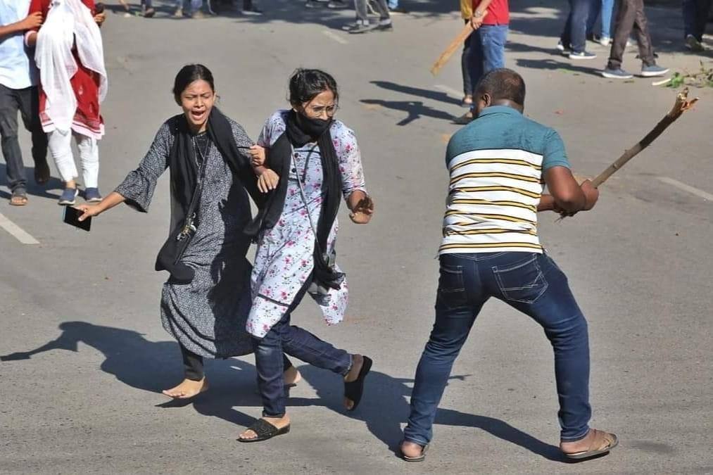 TheProtesterBD's tweet image. Bangladesh Chhatra League's students have beaten DU students for quota movement, even the female students have been beaten.

Some brutal images from today. More pictures in the comment.

#Bangladesh #QuotaMovement #Quotamovement2024 #DhakaUniversity