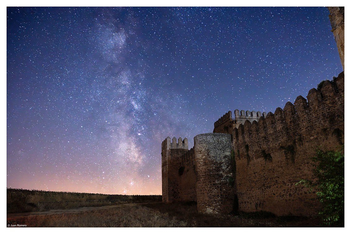 Primer intento de astrofotografía: la Vía láctea y el Castillo de las Aguzaderas.

Mi agradecimiento público a <a href="/ralcain/">Roberto Alcain</a> por sus consejos, tiempo y dedicación. Magnífica noche.