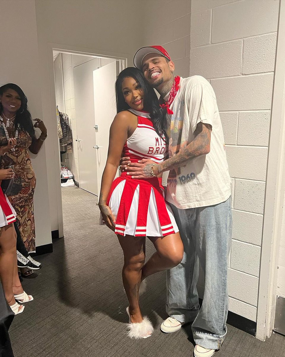 Klintunez's tweet photo. 📈 Summer Walker and Monica at #ChrisBrown’s 11:11 Tour backstage last night. https://t.co/RkqscjPf3f
