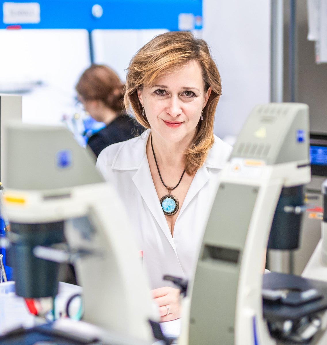 BiologyCentre's tweet photo. Alena Panicucci Zíková @alena_zikova vstoupila do @EMBO, evropské elity molekulární biologie!

Alena Panicucci Zíková řeší fascinující a přitom základní biologickou otázku – jak funguje komunikace uvnitř buňky.

Kompletní seznam 120 nových členů je ⤵
https://t.co/n5C9UOzOex https://t.co/Uwjrn8MYjv