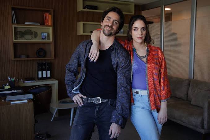 IdoctorhouseI's tweet photo. Existem dois tipos de irmãs: a que fica do seu lado mesmo sabendo que você é um babaca e a que fica do lado certo pois é perfeita maravilhosa a melhor personagem dessa série te amo Silvia #PedaçoDeMim https://t.co/wZYWEHRdeW