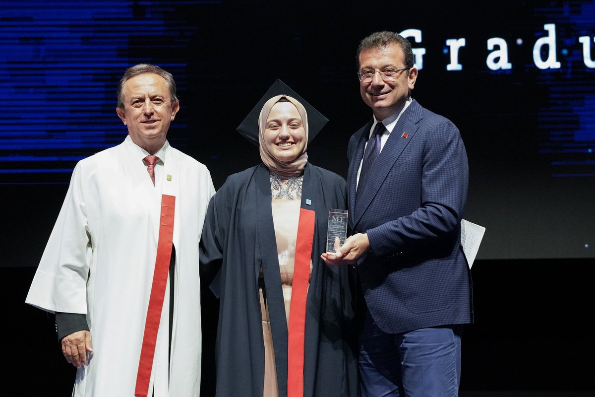 MEFuniversitesi's tweet photo. Üniversite Birincimiz İngilizce Öğretmenliği Mezunu Sudenur Bilgin'e plaketini Rektörümüz ve İstanbul Büyükşehir Belediye Başkanımız Sn. Ekrem İmamoğlu  verdi. Sevgili Sudenur'u içtenlikle tebrik ediyoruz. 🥇💙♥️ 🎓👩🏻‍🎓🧑🏼‍🎓👨🏻‍🎓
#MEFuniversitesi #MEFtemezuniyetheyecani #MEF24 #MEFliOlmak #MEFmezuniyet #İyikiMEF