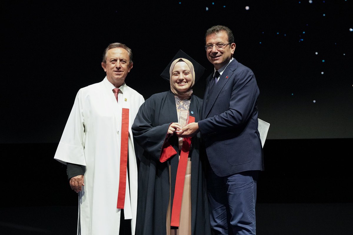 MEFuniversitesi's tweet photo. Üniversite Birincimiz İngilizce Öğretmenliği Mezunu Sudenur Bilgin'e plaketini Rektörümüz ve İstanbul Büyükşehir Belediye Başkanımız Sn. Ekrem İmamoğlu  verdi. Sevgili Sudenur'u içtenlikle tebrik ediyoruz. 🥇💙♥️ 🎓👩🏻‍🎓🧑🏼‍🎓👨🏻‍🎓
#MEFuniversitesi #MEFtemezuniyetheyecani #MEF24 #MEFliOlmak #MEFmezuniyet #İyikiMEF