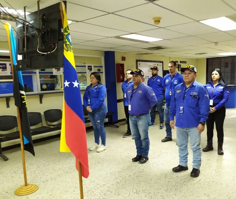 SegVialCabimas1's tweet photo. #LunesCivico | Servidores públicos del #INTT Cabimas rinden honores a la Bandera Nacional y símbolos patrios, reafirmando el compromiso con nuestra amada Venezuela.

#CrecimientoProductivo https://t.co/D9tB1DuoDN