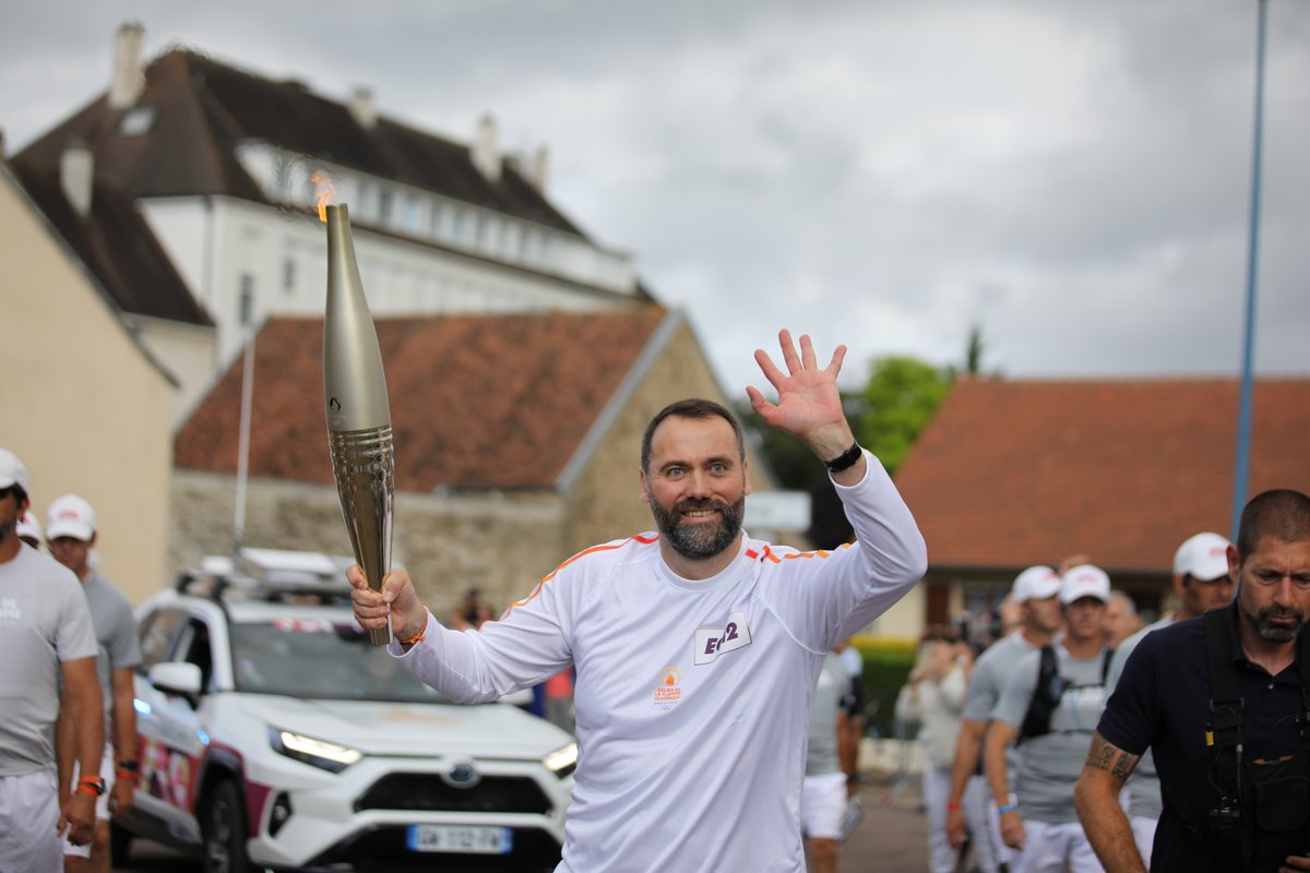 La filière Cardiogen est fière de vous partager l’aventure de Nicolas Desroches, patient-partenaire choisi pour porter la Flamme Olympique et Paralympique le 12 juillet 2024 dans sa Région de Saône et Loire 🔥

Un grand bravo à lui !

#paris2024 #flammeolympique #maladiesrares