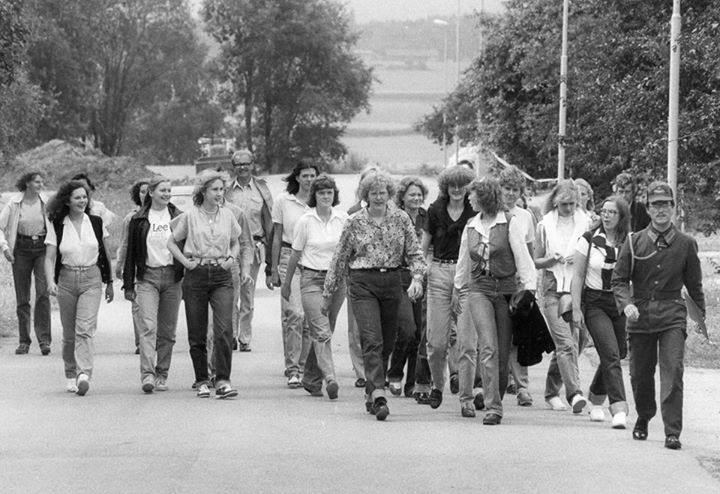 svenskhistoria's tweet photo. Den 21 juli 1980 inledde de första kvinnorna sin värnpliktsutbildning på flygflottiljen F16 i Uppsala. #svhist #dagensdatum https://t.co/IHHqbW2AUS